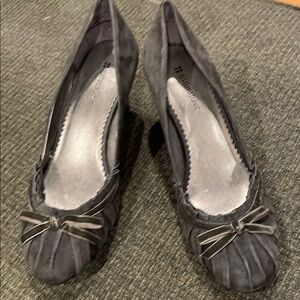Naturalizer Gray suede heels (sz 7 1/2)